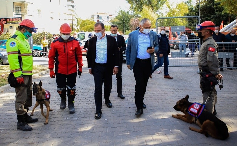 Vahap Seçer, deprem bölgesinde incelemelerde bulundu