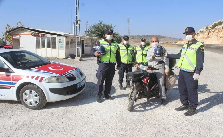 Ceza bekleyen sürücülerin kask sevinci