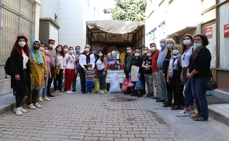 Mersin'de Tarihi Taşhan'dan İzmir'e bir kamyon dolusu yardım