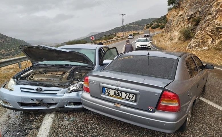 Otomobiller kafa kafaya çarpıştı: 2 yaralı  