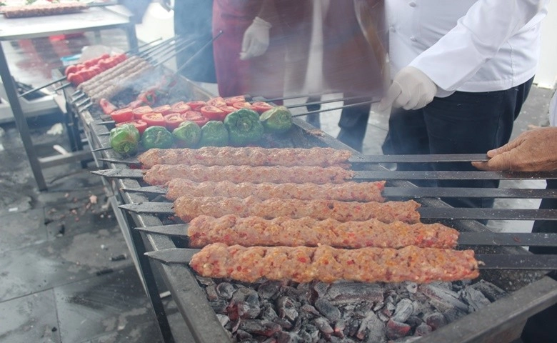 Adana ve Şanlıurfa'lının kebap rekabeti baklavayla tatlıya bağlandı  