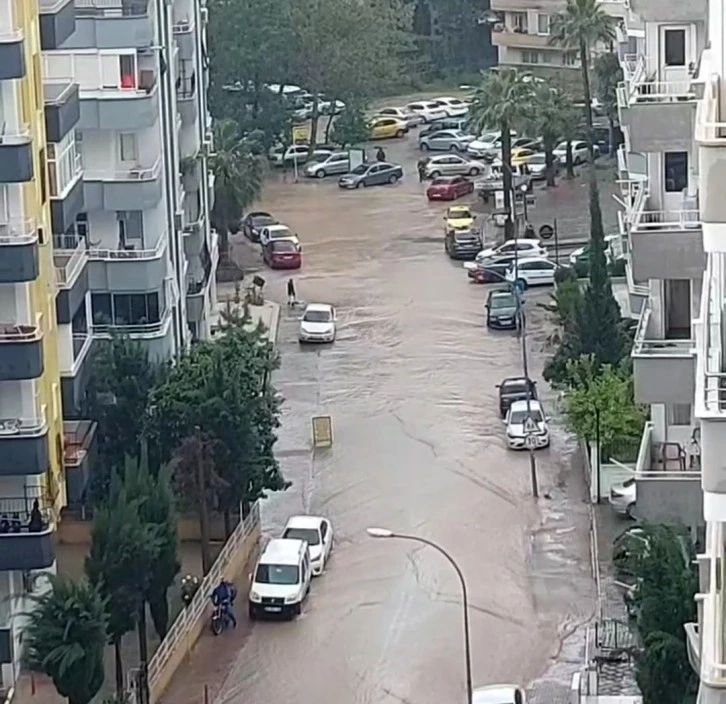 Adana da yağmur hayatı olumsuz etkiledi