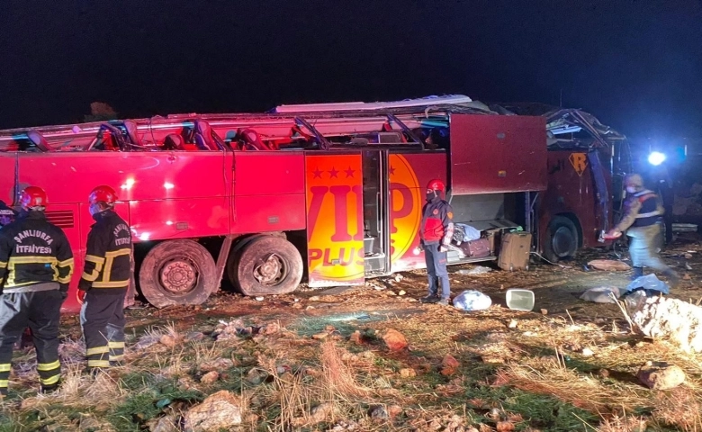 Turistleri taşıyan otobüs devrildi: 1 ölü, 31 yaralı