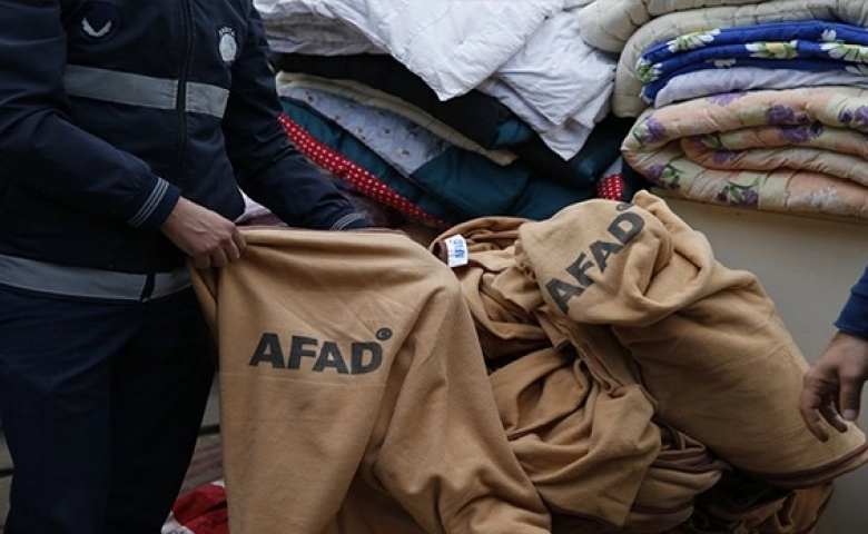 AFAD’ın depremzedeler için topladığı battaniyeleri satarken yakalandılar