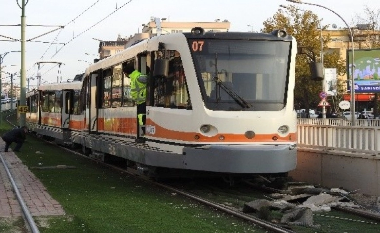 Gaziantep'te  Tramvay bir yılda 2.kez raydan çıktı