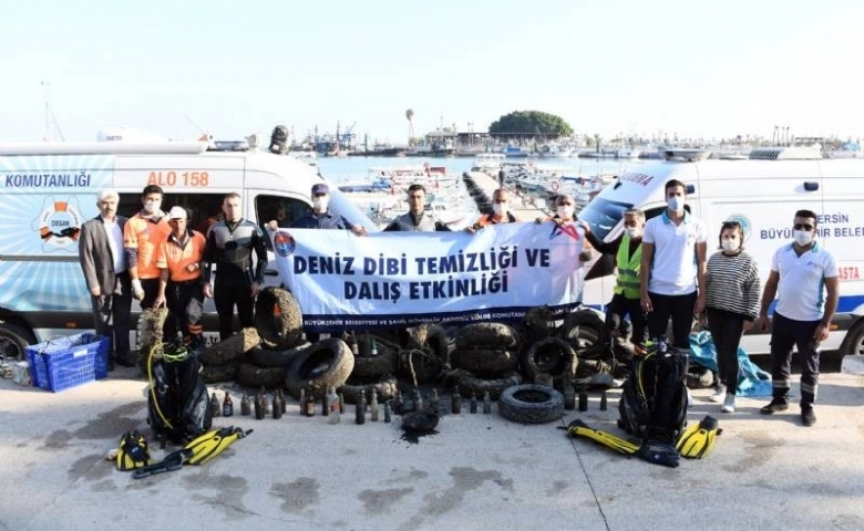 Mersin’de deniz dibi çöp yığını ne ararsan var