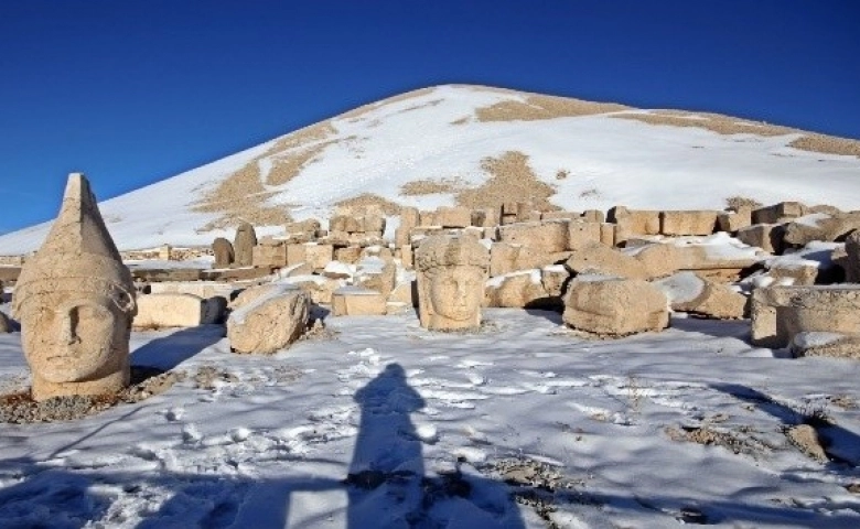 Adıyaman'da Nemrut Dağı'na sezonun ilk karı düştü