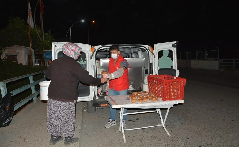 Tarım işçileri sabah saat 5’te “1 Ekmek 1 Çorba’ ile ısınıyor