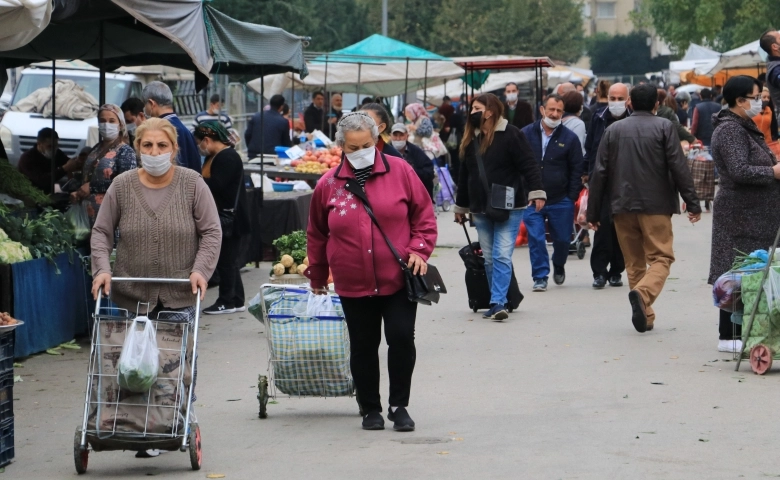 Korona Virüs vakalarının arttığı Adana’da kurallar hiçe sayılıyor