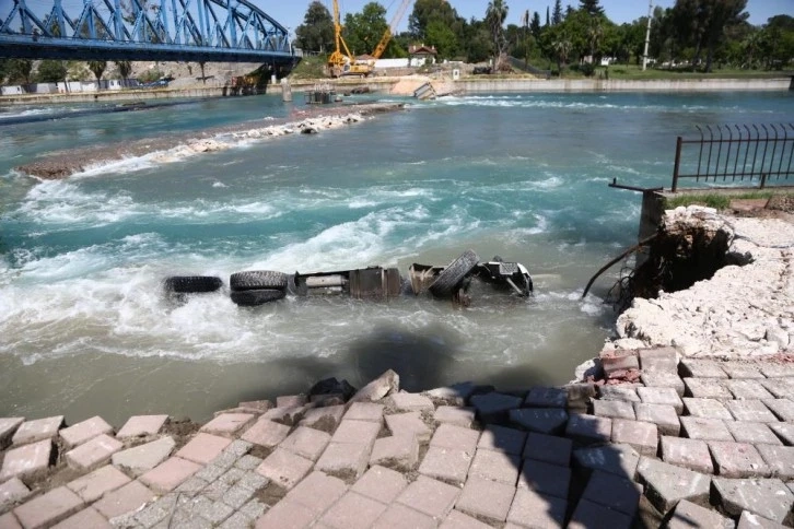 Adana'da Çöken yol onarılırken tekrar çöktü, işçiler ölümden döndü