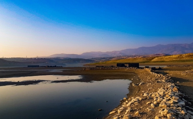 Sular altında kalan mahalle fotoğrafçıların ilgi odağı oldu