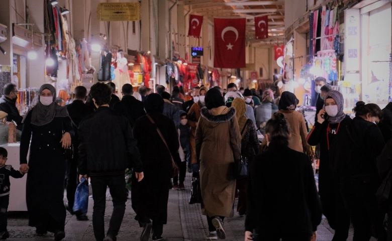 Kahramanmaraş'ta kısıtlama sonrası korona unutuldu