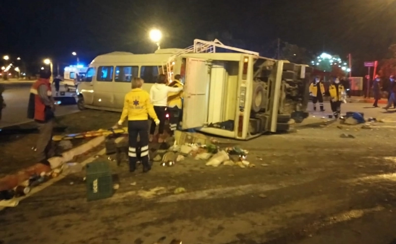 Tarım işçilerini taşıyan midibüs minibüs ile çarpıştı: 16 yaralı