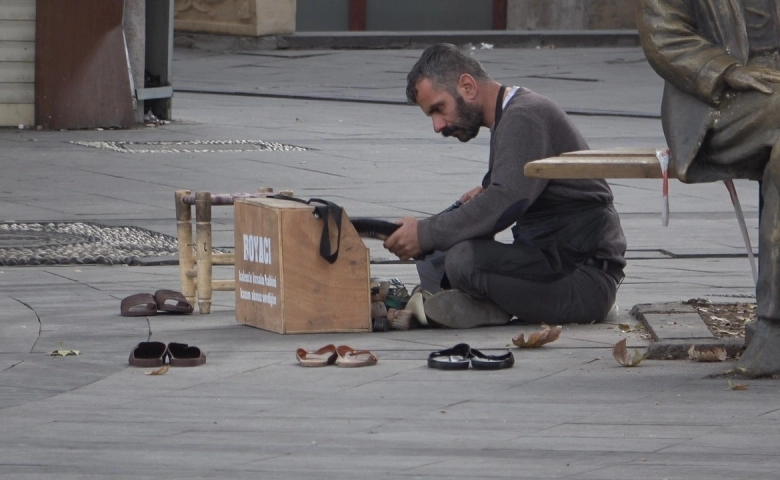 Gaziantep'te kısıtlamayı duymayan boyacı boş sokakta müşteri bekledi