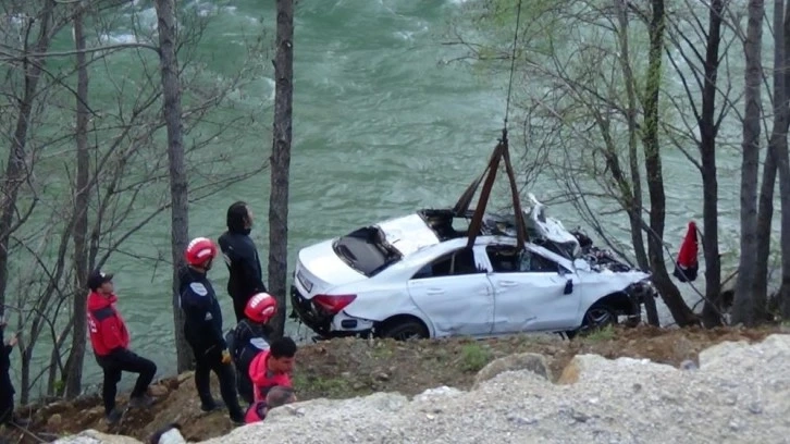 Munzur Çayı’na düşen otomobil çıkartıldı, 3 genç aranıyor