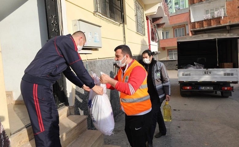 Şehitkamil’den pandemi mağduru esnafa gıda desteği