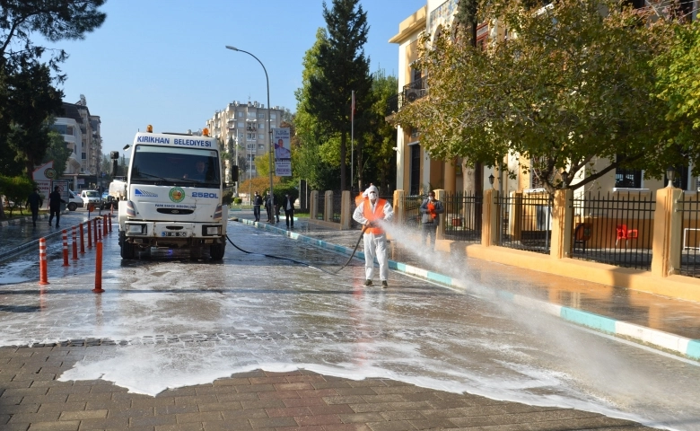 Üç bin kişinin karantinada olduğu ilçede caddeler yıkanıyor