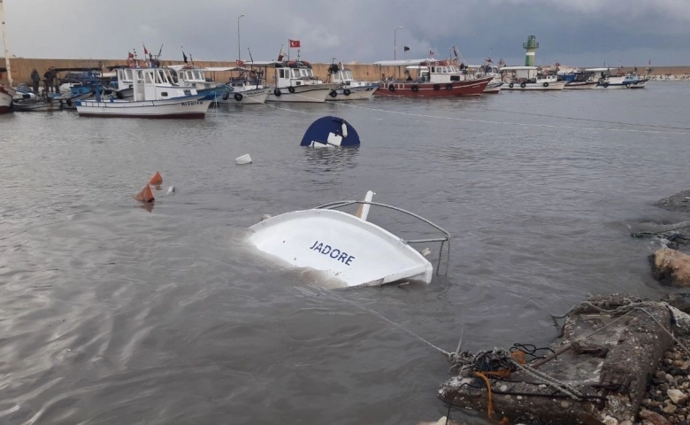 Mersin'de  fırtına tekneleri batırdı