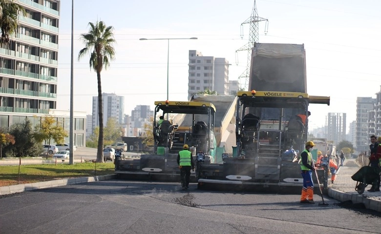 Mersin Büyükşehir Belediyesi, 34. Cadde'de asfalt çalışması yapıyor