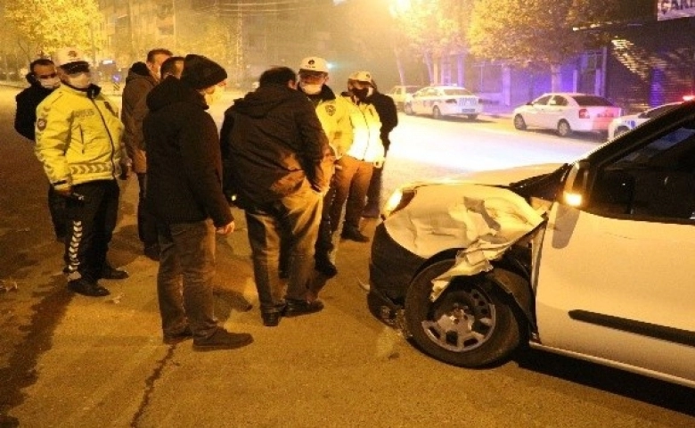 Polis aracına çarpan şahısların ‘şoför benim' tartışması