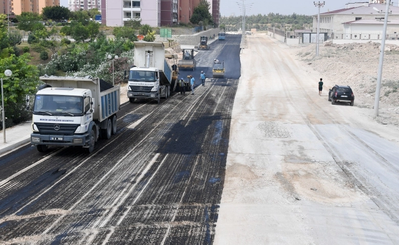 Mersin Büyükşehir Belediyesinin 27 noktada yol çalışması