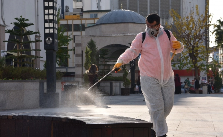 Mersin Büyükşehir Belediyesi her yeri dezenfekte ediyor