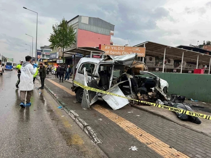 Trafik kazası yağmurda Bursa’da feci kaza: 2 ölü, 1 yaralı