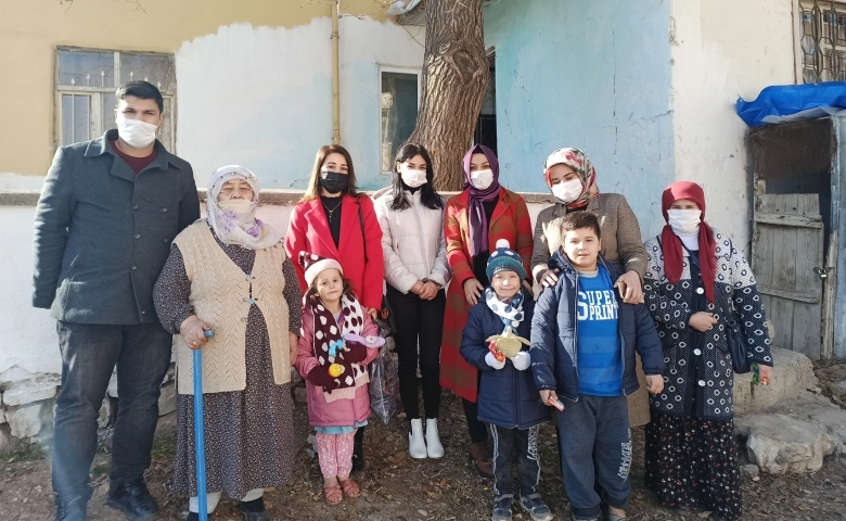 Kahramanmaraş'ta bir gurup  gönüllü Çocuklar üşümesin diye giysi yardımı yaptı