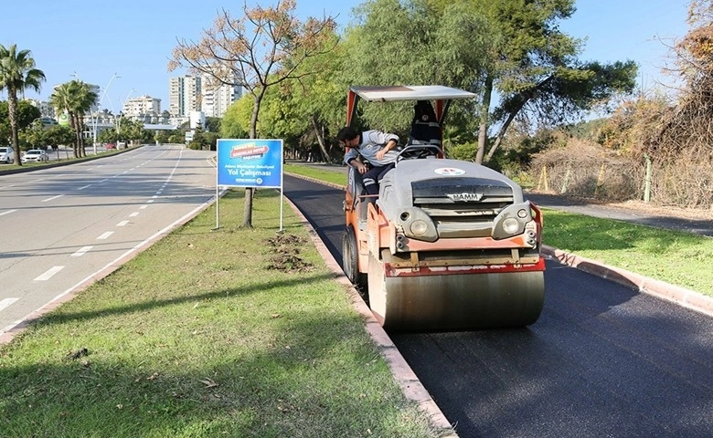 Adana'da asfalt ve bisiklet yolu yapımı devam ediyor  