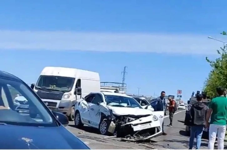 Şanlıurfa'da İş makinesi ile otomobil çarpıştı: 4 yaralı