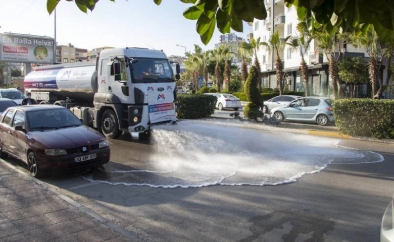 Mersinde cadde ve sokaklar dezenfekte edilerek temizleniyor