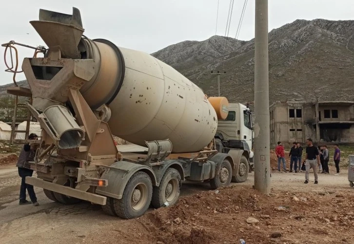 Elbistan'da Beton mikserinin altında kaldı