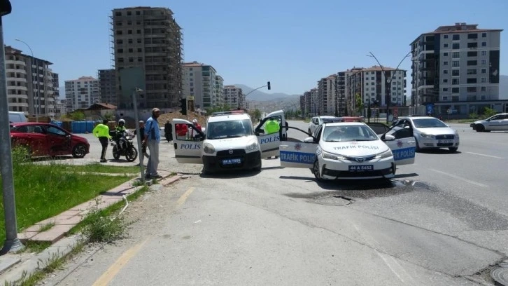 Malatya’da iki otomobilin karıştığı trafik kazasında 6 kişi yaralandı