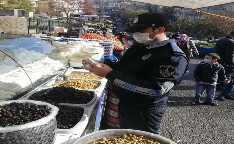 Şahinbey'de zabıtalar hem denetliyor hem de bilgilendiriyor  