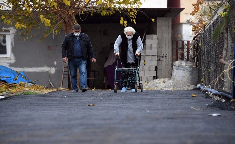 Yürüme engelli kadının yol engeli ortadan kaldırıldı  