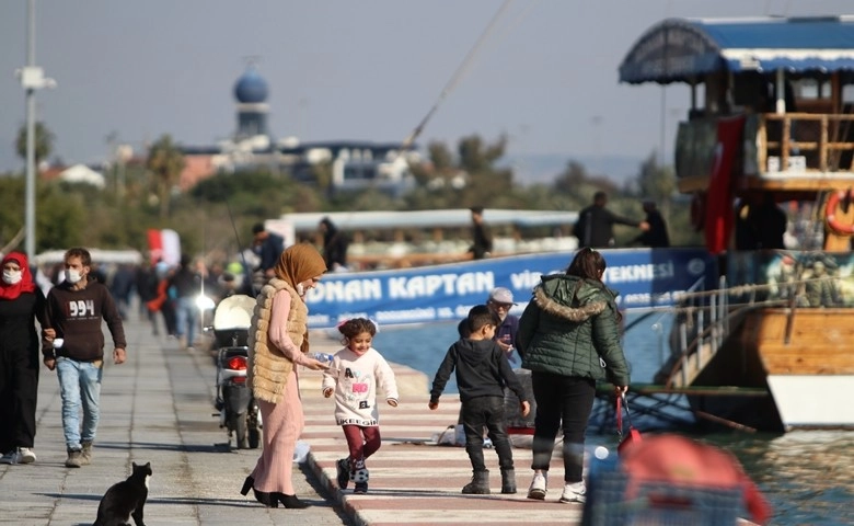 Güneşi gören Mersinliler, sahile akın etti