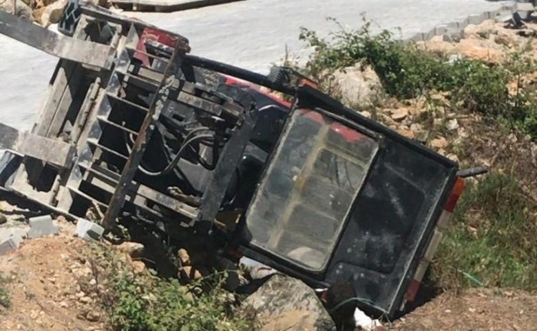 Kahramanmaraş’ta  devrilen forkliftin operatörü hayatını kaybetti.