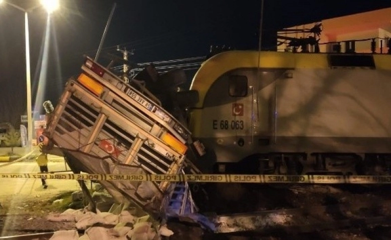 Kahramanmaraş’ta yük treni tıra çarparak 40 metre sürükledi