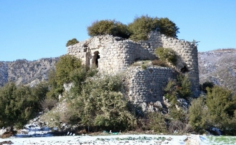 Kahramanmaraş'taki Mencik Kalesi adeta kaderine terk edilmiş