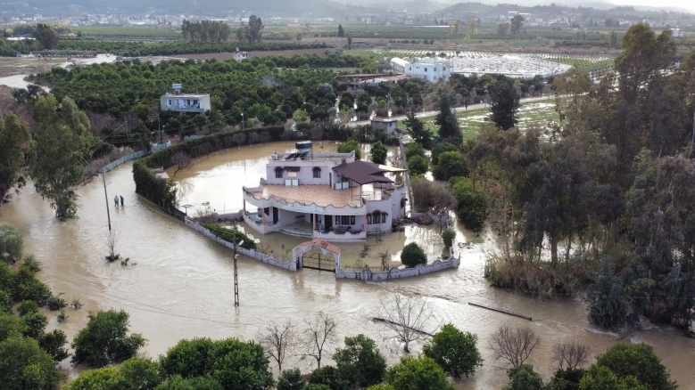 Sel ve fırtınanın vurduğu Arsuz havadan görüntülendi 