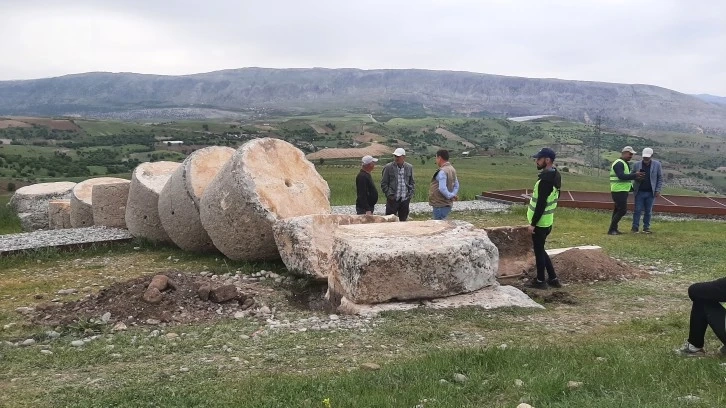 Depremde yıkılan tokalaşma sütunu yeniden ayağa kaldırılıyor