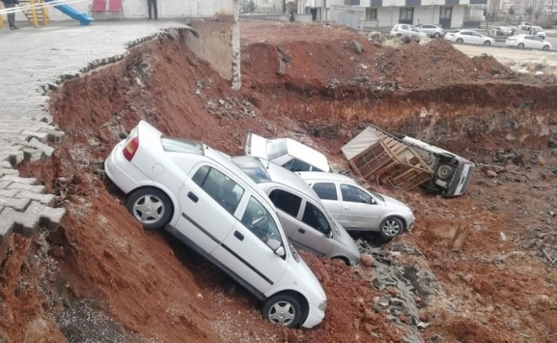 İstinat duvarı yıkıldı araçlar uçuruma yuvarlandı