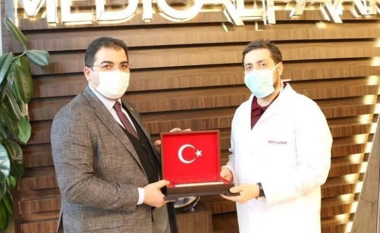 Belediye Başkanı Canpolat, Medical Park Hastanesi'ni ziyaret etti.