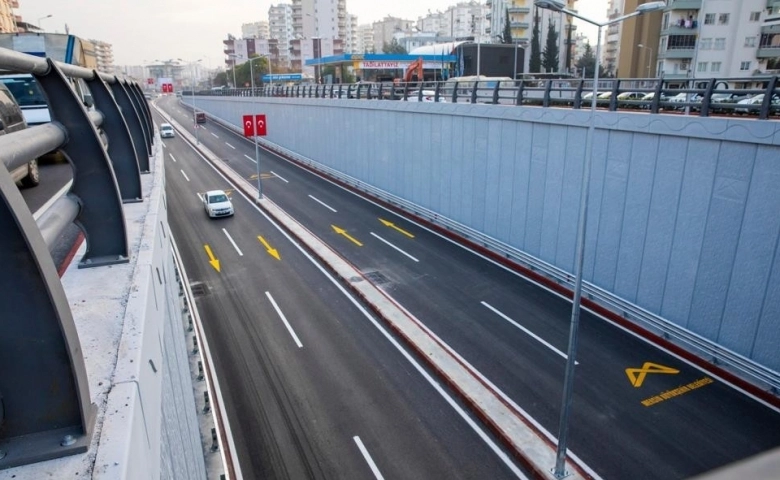 Mersin'de katlı kavşak trafiğe açıldı