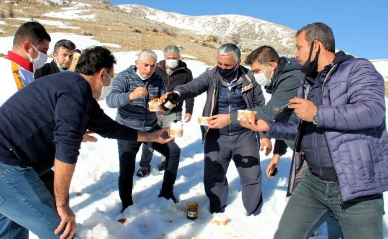 Dut pekmezi ile karlambaç keyfi