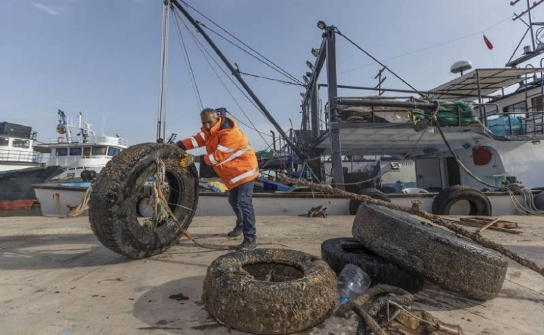 Mersin Büyükşehir Denizi temizliyor, ekipler tonlarca çöp çıkardı