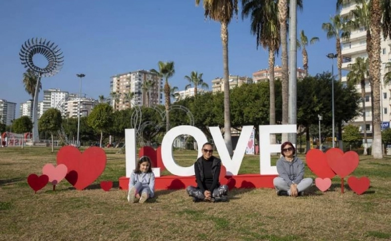 Mersin, 14 Şubat için sevgiyle renklendiriliyor