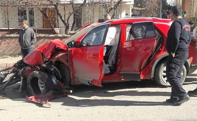 Kahramanmaraş’ta otomobil elektrik direğine çarptı: 5 yaralı