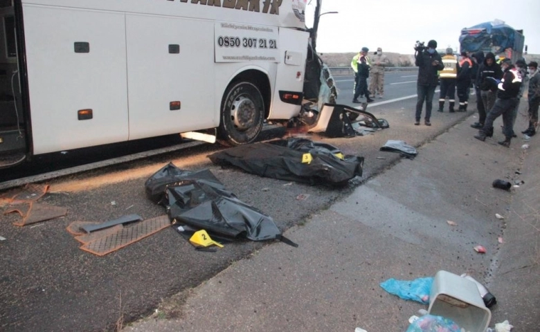 Şanlıurfa'da Yolcu otobüsü tıra arkadan çarptı: 3 ölü, 30 yaralı