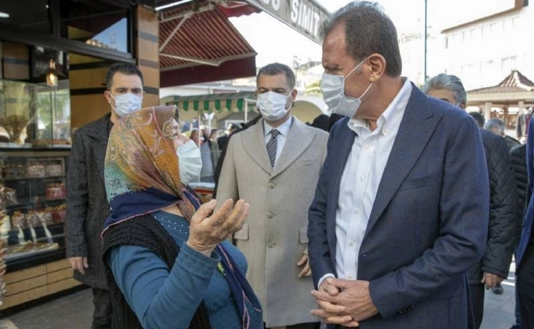 Tarsus’ta esnaf başkan Vahap Seçer’i çiçeklerle karşıladı